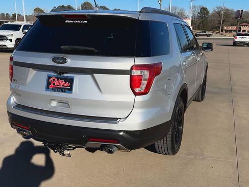 Used 2018 Ford Explorer XLT w/ Equipment Group 202A image 8