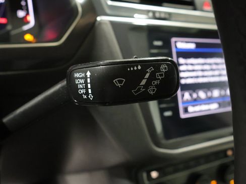 Used 2020 Volkswagen Tiguan SEL AWD/4WD image 36