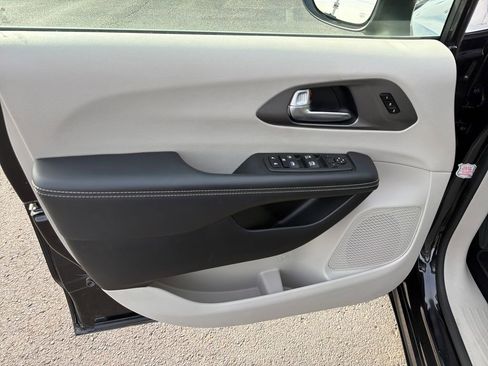 Used 2023 Chrysler Pacifica Touring-L image 10