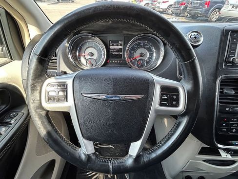 Used 2015 Chrysler Town & Country Touring w/ Driver Convenience Group FWD image 22