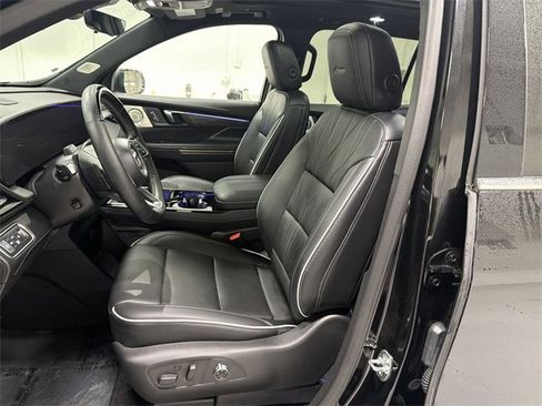 Certified 2025 Buick Enclave Avenir image 23