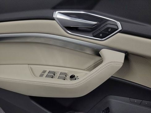 Used 2019 Audi e-tron Premium Plus image 18