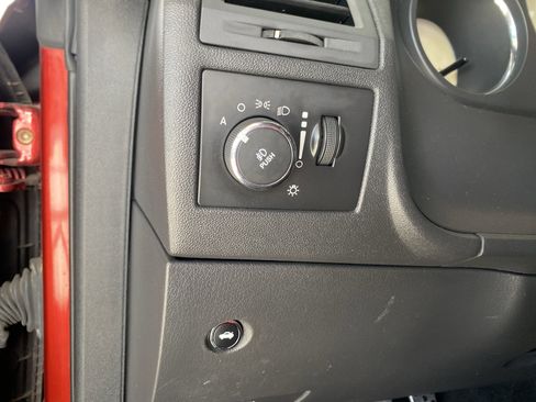 Used 2014 Dodge Challenger R/T image 10