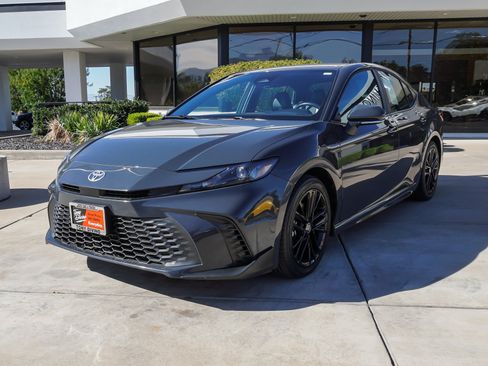 Used 2025 Toyota Camry SE FWD image 4