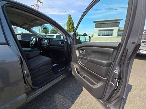 Used 2019 Nissan Titan S image 10