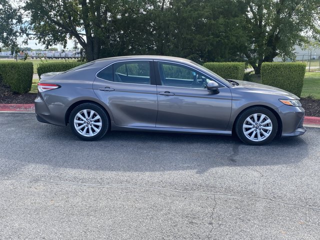 Used 2018 Toyota Camry LE FWD image 2