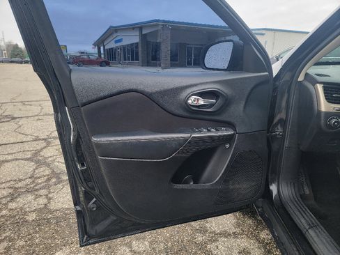 Used 2015 Jeep Cherokee Latitude w/ Comfort/Convenience Group image 9