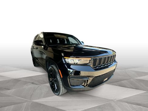 Used 2023 Jeep Grand Cherokee Altitude AWD/4WD image 2