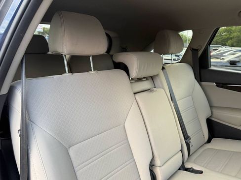 Used 2019 Kia Sorento FWD image 29