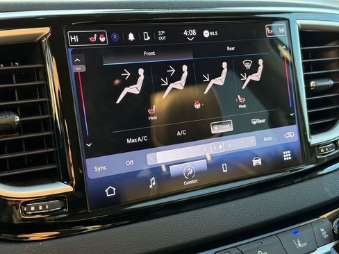 Used 2024 Chrysler Pacifica Touring-L image 26