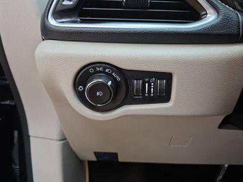 Used 2023 Chrysler Pacifica Limited image 27