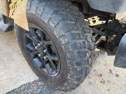 Used 2025 Jeep Gladiator Sport image 4