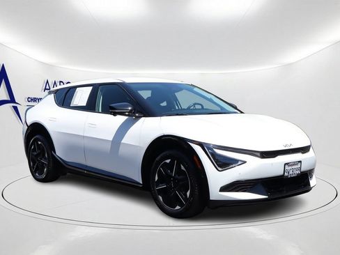 Used 2025 Kia EV6 Wind RWD image 3
