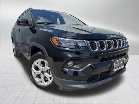 Used 2025 Jeep Compass Latitude w/ Sun & Sound Group image 3