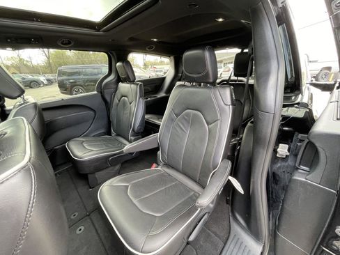Used 2025 Chrysler Pacifica Limited image 34