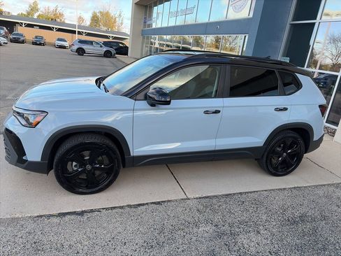 Certified 2025 Volkswagen Taos SE image 5