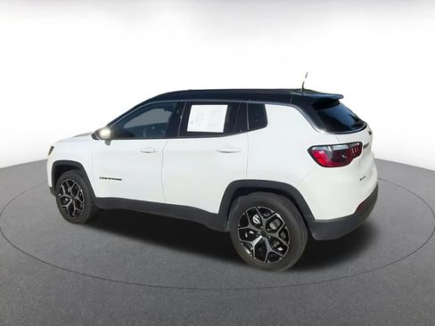 Used 2025 Jeep Compass Limited AWD/4WD image 9