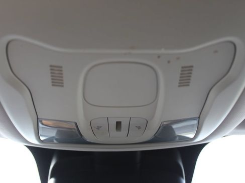 Used 2018 Jeep Renegade Latitude FWD image 34