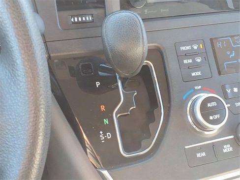Used 2017 Toyota Sienna LE image 10