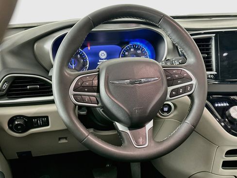 Used 2024 Chrysler Pacifica Touring-L FWD image 18