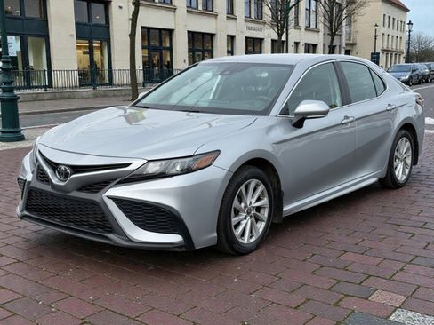 Used 2024 Toyota Camry SE image 4