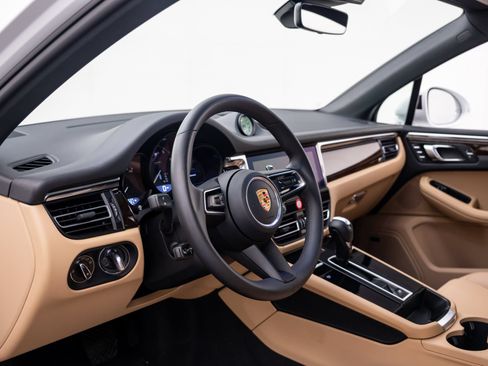 Certified 2026 Porsche Macan AWD/4WD image 4