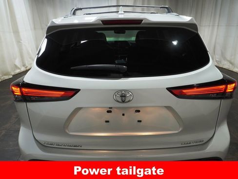 Used 2023 Toyota Highlander XLE image 5