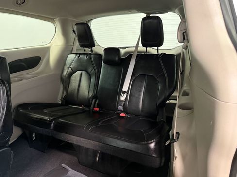 Used 2024 Chrysler Pacifica Touring-L image 50