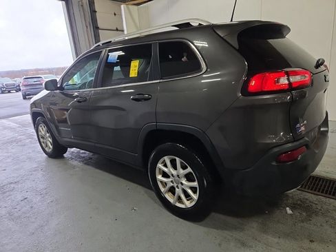 Used 2018 Jeep Cherokee Latitude Plus w/ Comfort/Convenience Group image 3