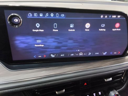 Used 2025 Chevrolet Suburban Z71 image 27