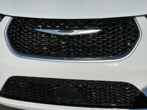 Used 2023 Chrysler Pacifica Pinnacle FWD image 47