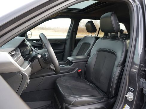 Used 2024 Jeep Grand Cherokee Altitude image 12