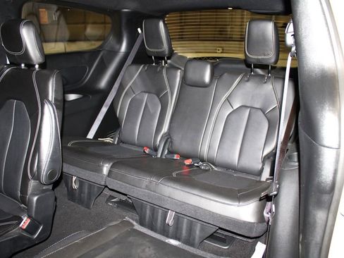 Used 2025 Chrysler Pacifica Select image 28