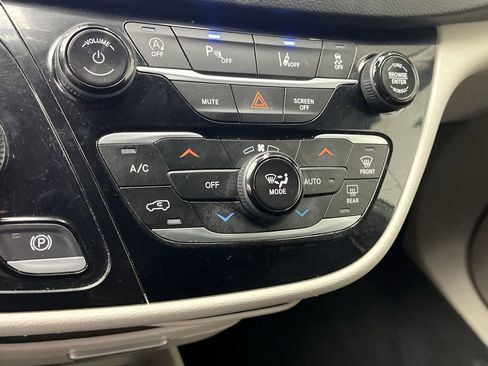 Used 2024 Chrysler Pacifica Touring-L image 22