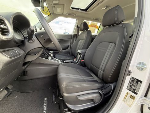 Used 2025 Hyundai Venue SEL FWD image 9