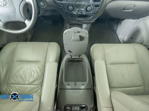 Used 2004 Toyota Sequoia Limited w/ Preferred Accessory Pkg AWD/4WD image 34