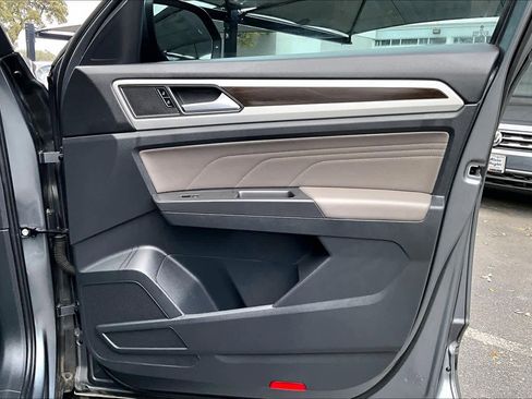 Used 2023 Volkswagen Atlas SE image 23