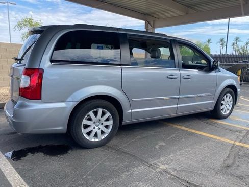 Used 2016 Chrysler Town & Country Touring FWD image 3