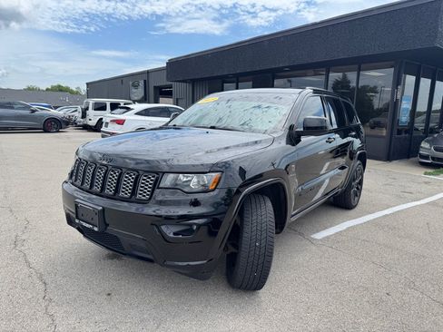 Used 2019 Jeep Grand Cherokee Altitude AWD/4WD image 3
