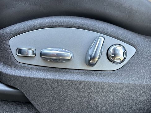 Certified 2025 Porsche Macan image 8