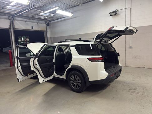 Used 2022 Nissan Pathfinder SV w/ SV Premium Package AWD/4WD image 12