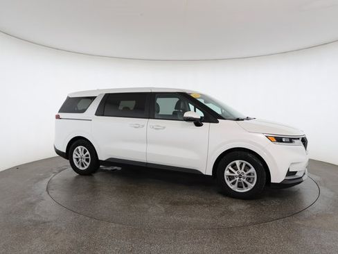 Used 2024 Kia Carnival LX image 24