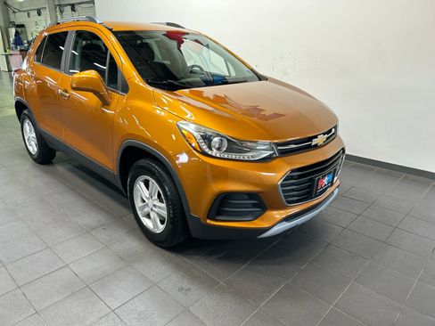 Used 2017 Chevrolet Trax LT w/ LT Convenience Package AWD/4WD image 2