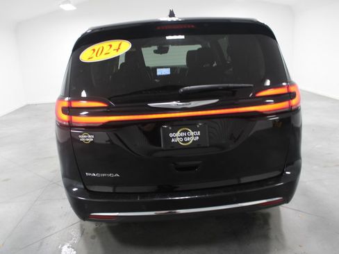 Used 2024 Chrysler Pacifica Touring-L image 8