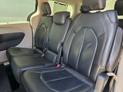 Used 2017 Chrysler Pacifica Touring-L Plus w/ Tire & Wheel Group FWD image 12