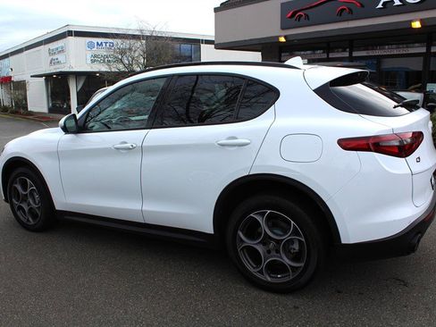 Used 2022 Alfa Romeo Stelvio Sprint image 3