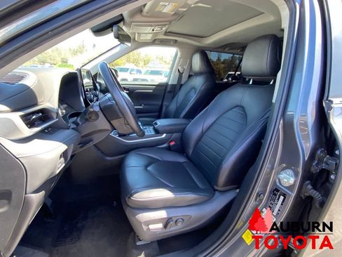 Used 2023 Toyota Highlander XLE AWD/4WD image 36
