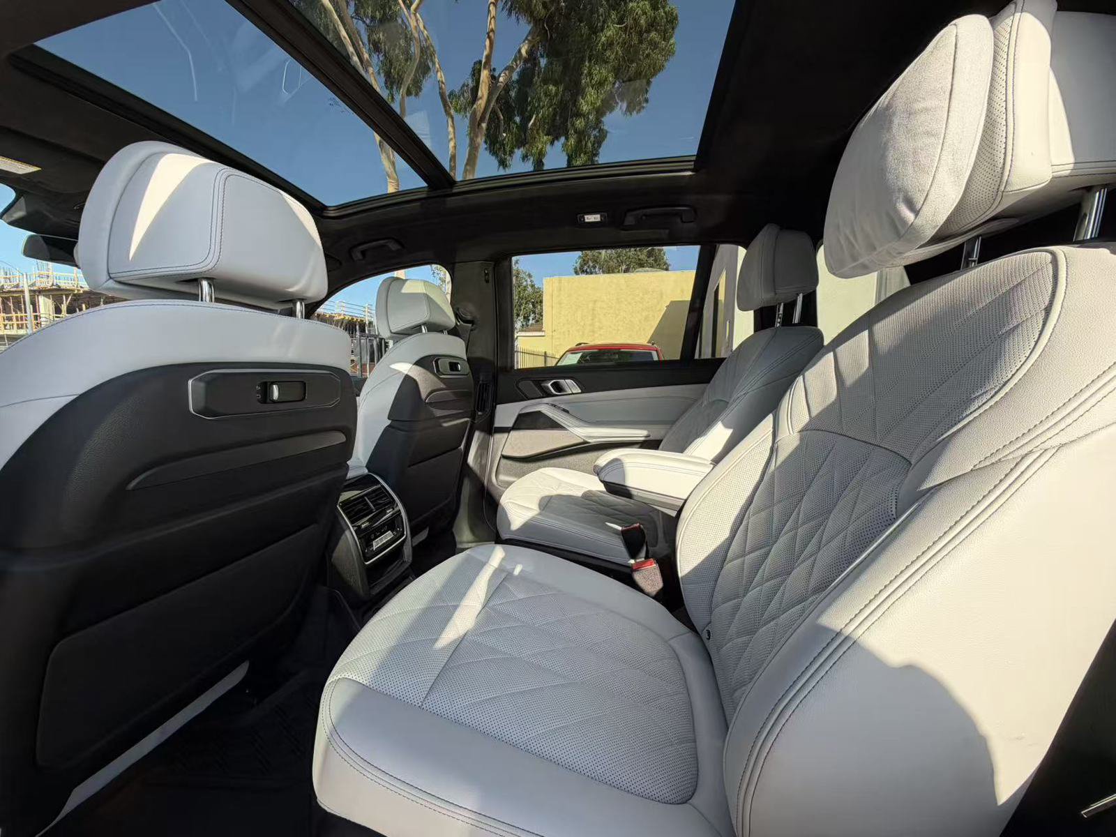 Used 2024 BMW X7 xDrive40i w/ M Sport Package AWD/4WD image 9