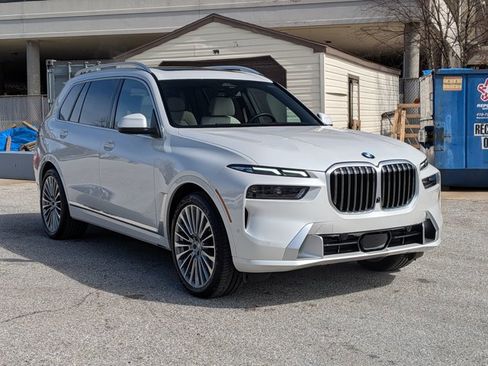 Certified 2024 BMW X7 xDrive40i w/ Premium Package image 3