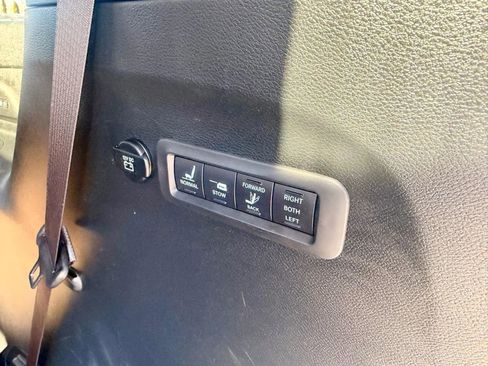 Used 2017 Chrysler Pacifica Limited w/ UConnect Theater Package image 18